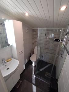 Et badeværelse på Huone lintukodossa