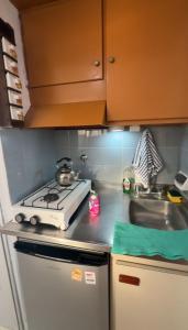 een keuken met een fornuis en een spoelbak bij Miramar Vista al Mar in Miramar