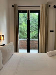 Ένα ή περισσότερα κρεβάτια σε δωμάτιο στο Oasis Mirissa