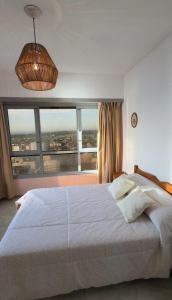 een slaapkamer met een groot bed met een groot raam bij Miramar Vista al Mar in Miramar