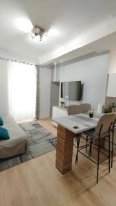 een woonkamer met een tafel en stoelen in een kamer bij T2 type new yorkais in Ajaccio