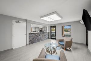 TV a/nebo společenská místnost v ubytování Econo Lodge Kannapolis - Concord