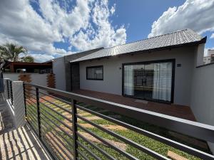 una casa con balcone recintato di Casa Nova & Aconchegante a São Bento do Sul