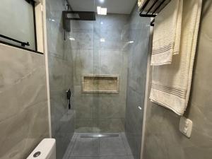 una doccia con una porta in vetro in un bagno di Casa Nova & Aconchegante a São Bento do Sul Altre 20 foto