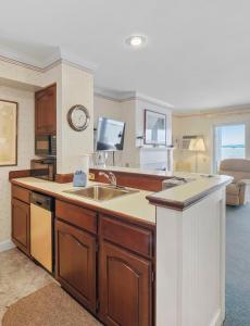 une cuisine avec un évier et un plan de travail dans l'établissement 109 Water Street Inn, à Boyne City