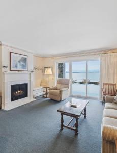 un salon avec un canapé et une cheminée dans l'établissement 109 Water Street Inn, à Boyne City