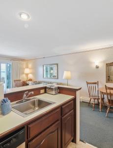 une cuisine avec un évier et un salon dans l'établissement 109 Water Street Inn, à Boyne City