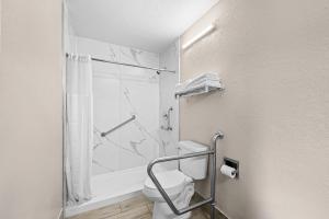 Koupelna v ubytování Econo Lodge Kannapolis - Concord + 28 fotografií