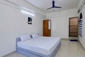 Una cama o camas en una habitación de Hotel O A One Residency