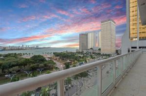 einen Balkon mit Blick auf den Strand in der Unterkunft Luxury Building with Ocean Views in Downtown in Miami