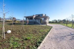 een huis met een golfbal in de tuin bij Casa di Viola - Ortensia in Latina