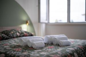 een groep handdoeken bovenop een bed bij Casa di Viola - Ortensia in Latina