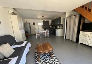 Η κουζίνα ή μικρή κουζίνα στο Gite indépendant dans propriété sécurisée avec piscine