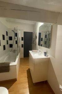 Ένα μπάνιο στο Gite indépendant dans propriété sécurisée avec piscine