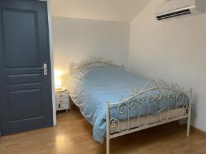 Ένα ή περισσότερα κρεβάτια σε δωμάτιο στο Gite indépendant dans propriété sécurisée avec piscine