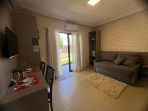 uma sala de estar com um sofá e uma mesa em Recanto Catarina em Cascavel