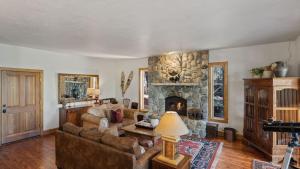 O bucătărie sau chicinetă la Ellis Peak by AvantStay Beautiful McKinney Cabin w Filtered Lake Views