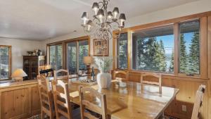Imagine din galeria proprietății Ellis Peak by AvantStay Beautiful McKinney Cabin w Filtered Lake Views în Homewood +36 fotografii