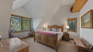 Un pat sau paturi într-o cameră la Ellis Peak by AvantStay Beautiful McKinney Cabin w Filtered Lake Views