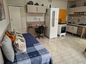 Casa Da Vovó Helena في فيلا فيلها: غرفة بسرير ومطبخ مع طاولة +30 صورة