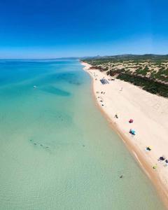 Una vista aérea de una playa con sombrillas y el océano. en Casa vacanze Ginevra Sardegna, en Fluminimaggiore