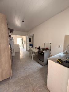 Casa de Praia no Centro de Japaratinga - AL في جاباراتينغا: مطبخ مع كونتر وطاولة فيه