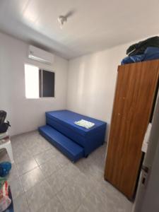 Casa de Praia no Centro de Japaratinga - AL في جاباراتينغا: غرفة مع مسند أزرق في غرفة +4 صور