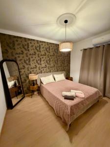 Postel nebo postele na pokoji v ubytování Cozy Apartment Almada