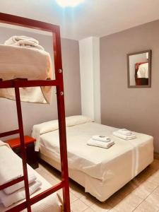 En eller flere senge i et værelse på Hostel IL POINT + 6 billeder