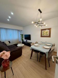 TV a/nebo společenská místnost v ubytování Cozy Apartment Almada + 5 fotografií