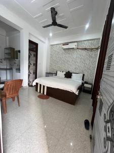 una camera da letto con un letto e un ventilatore a soffitto di Staylo master Inn a Lucknow