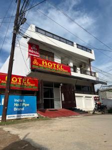 un edificio bianco con segni rossi davanti di Staylo master Inn a Lucknow