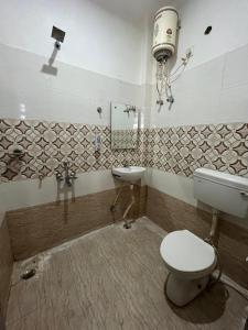 un bagno con un water e un lavandino di Staylo master Inn a Lucknow