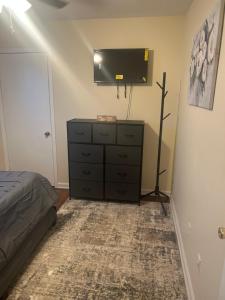 TV a/nebo společenská místnost v ubytování Orleans near Beale