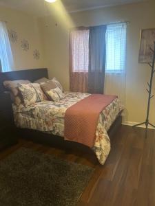 Postel nebo postele na pokoji v ubytování Orleans near Beale + 2 fotografie