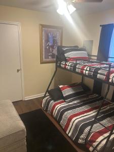 Postel nebo postele na pokoji v ubytování Orleans near Beale