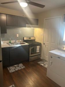 Kuchyň nebo kuchyňský kout v ubytování Orleans near Beale