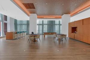 ein Raum mit Tischen und Stühlen in einem Gebäude in der Unterkunft Luxury Building with Ocean Views in Downtown in Miami + 29 Fotos