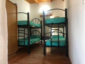 un paio di letti a castello in una stanza di Bajada 1-2 a Las Grutas