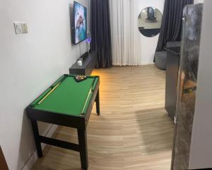 een tafeltennistafel in een woonkamer met een tafel bij Sweet Dream Apartment in Lekki