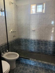 un bagno con wc e doccia di Bajada 1-2 a Las Grutas