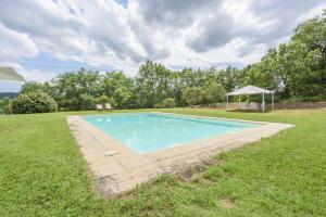 Villa Boschetto by Mmega في مونتيبولسيانو: صورة مسبح في ساحة