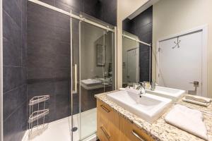 een badkamer met een wastafel en een douche bij Les Immeubles Charlevoix - Le 760-108 in Québec +9 foto's