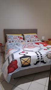 un letto con piumone e cuscini sopra di Antonia & Ivano a Salerno