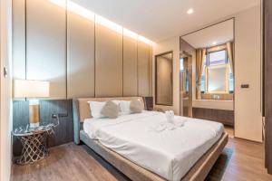 een slaapkamer met een groot wit bed in een kamer bij Maya Luxury Pool Villa Inara in Pattaya South
