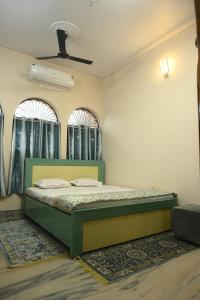 Кровать или кровати в номере Archana Guest House - 10 mins away from Baidyanath Mandir
