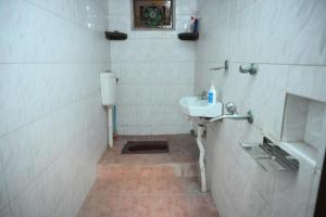 Ванная комната в Archana Guest House - 10 mins away from Baidyanath Mandir