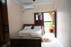 Кровать или кровати в номере Archana Guest House - 10 mins away from Baidyanath Mandir
