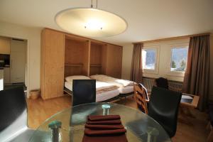 Residenza Lagrev 2 Zimmerwohnung Nr 222 - Typ 21B - 2 Etage - S W في سيلس ماريا: غرفة مع طاولة طعام وسرير