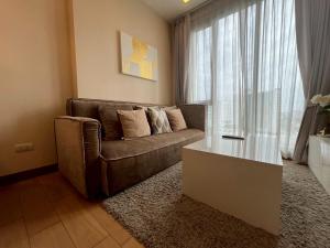 Posezení v ubytování The Astra Luxury Condo in Town